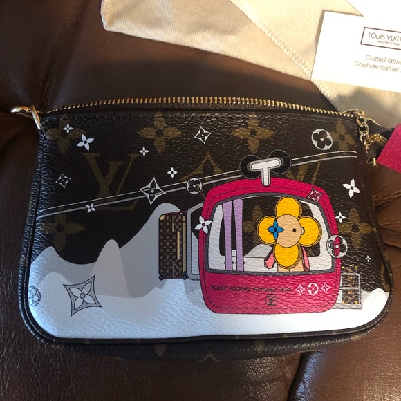 Louis Vuitton Travel Limited Edition Pouchette - Picture 14 of 16